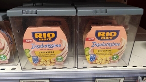 Conservă de ton cu sistem de protecție antifurt, într-un supermarket din Cluj. Câți lei costă, de fapt