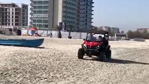 Turiştii de pe plaja din Mamaia, la un pas să fie călcaţi de un bolid scăpat de sub control!