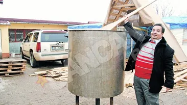 La curtea regelui Cioaba se pregateste Congresul romilor caldarari. Au pus ceaunul langa Cadillac Escalade