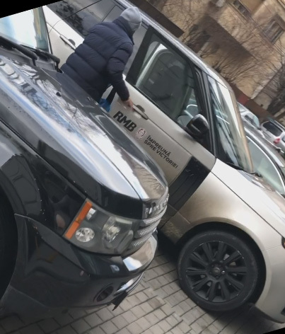 Dan Petrescu, ieşind din hotelul Double Tree din Cluj