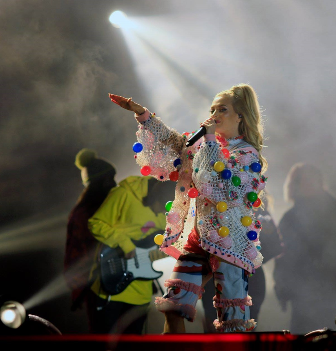 Bomba începutului de an! Delia Matache e însărcinată?! Și-a arătat burtica la concertul din Piața Constituției