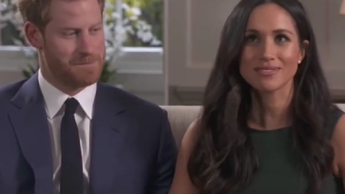 VIDEO / Meghan Markle a dezamăgit cu ţinuta aleasă la prima apariţie publică după ce s-a logodit cu Prinţul Harry! Cum s-a îmbrăcat actriţa 