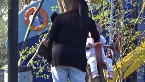 Cum s-a rezolvat „criza de personal” din familie după fuga filipinezei. Primele imagini cu noua ”bonă” a cuplului Vanghelie-Mizil 