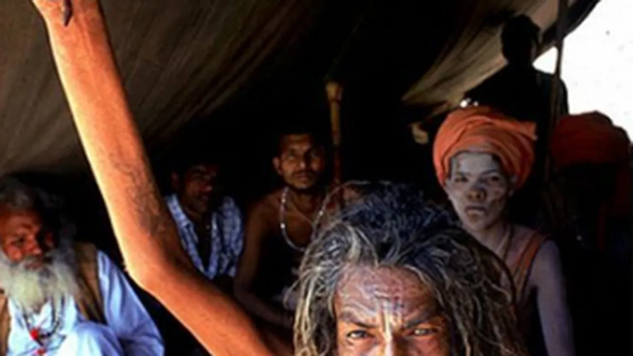 Amar Bharti, barbatul cu bratul ridicat, s-a automutilat din convingeri religioase