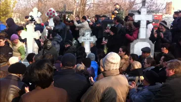 De unde se aud loviturile astea, din cosciug? Momentul care i-a socat pe toti la inmormantarea Micai!