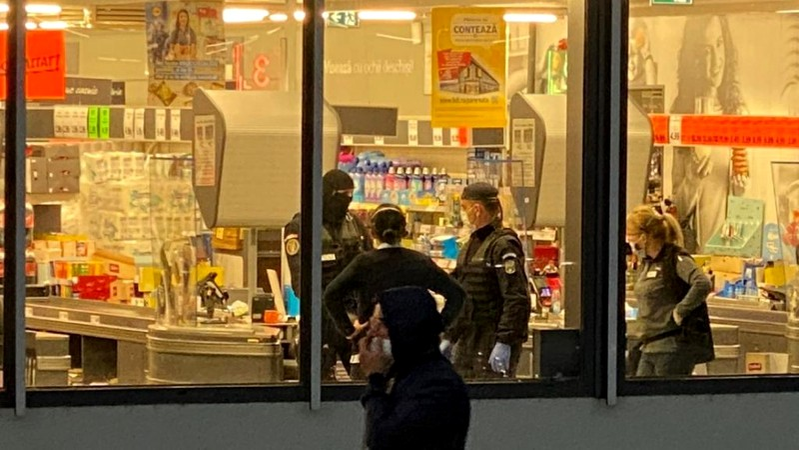 Bătaie cu săbii între două clanuri din Baia Mare! Totul s-a întâmplat în fața unui supermarket