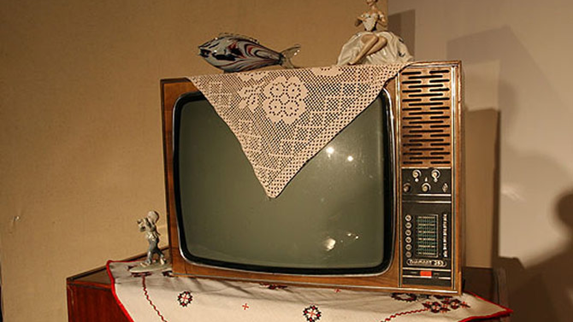 Scene socante, care te fac sa razi pana la lacrimi sau sa nu mai deschizi televizorul niciodata! Vezi aici cele mai tari 12 momente de la TV in 2011!