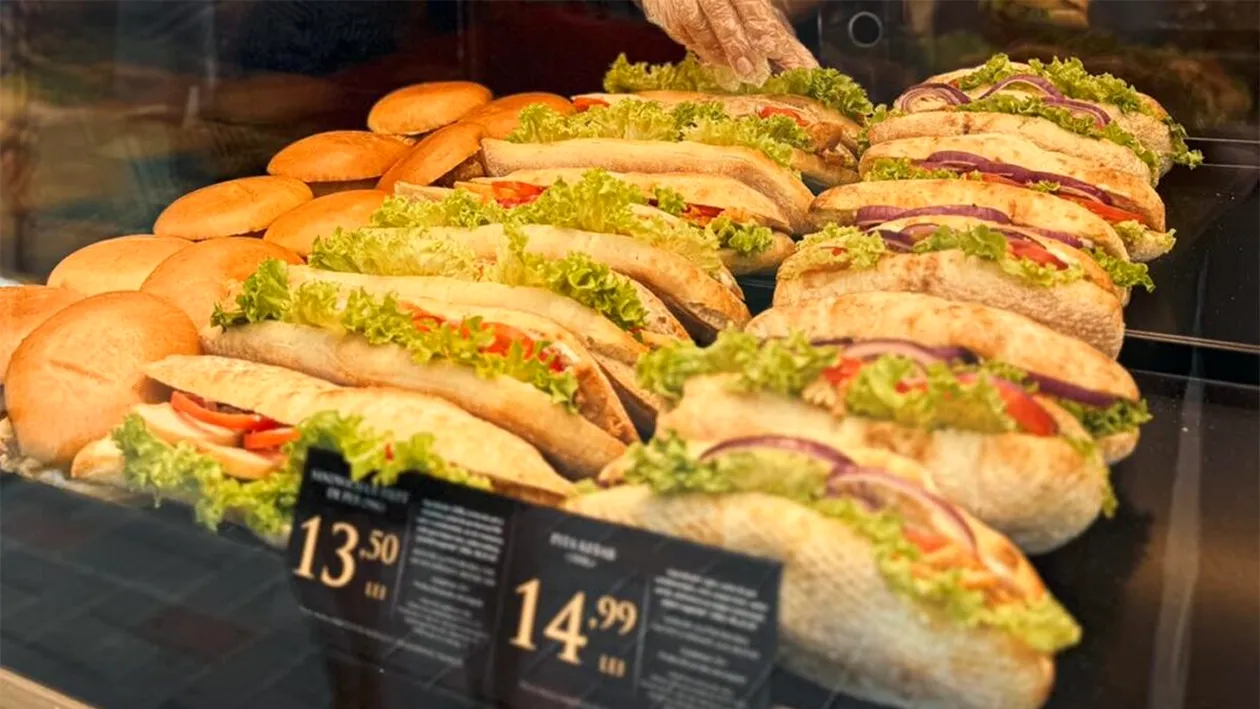 Ce a găsit o femeie din Iași într-un sandwich cumpărat de la simigeria Petru: Suspendarea activității până la remediere