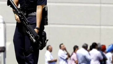 Alertă în Paris! Un bărbat înarmat a luat patru ostatici în interiorul unui magazin