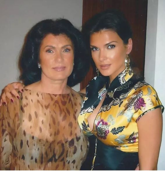 Cum au apărut mama și fratele Monicăi Bîrlădeanu la nunta ei cu Valeriu Gheorghiță. Părintele zici că e sora actriței, nu glumă!