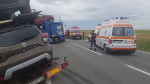 VIDEO. Grav accident în lanț pe DN 65, la Priseaca, Olt. Un bărbat a murit. Sunt implicate 19 persoane și șase autovehicule. A fost activat Planul Roșu