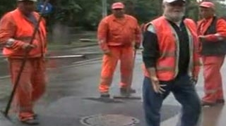 VIDEO Cel mai descreierat muncitor! Asfalteaza o strada intreaga pe o ploaie torentiala: "Ce p**a mea vreti, ma? Ce sa fac cu materialu' daca a inceput sa ploua?" - A sarit sa-l ia la bataie pe reporter!