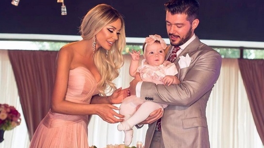 Bianca Drăguşanu şi-a scos fetiţa la plajă! Cum a îmbrăcat-o pe micuţa Sofia în prima ei vacanţă la mare
