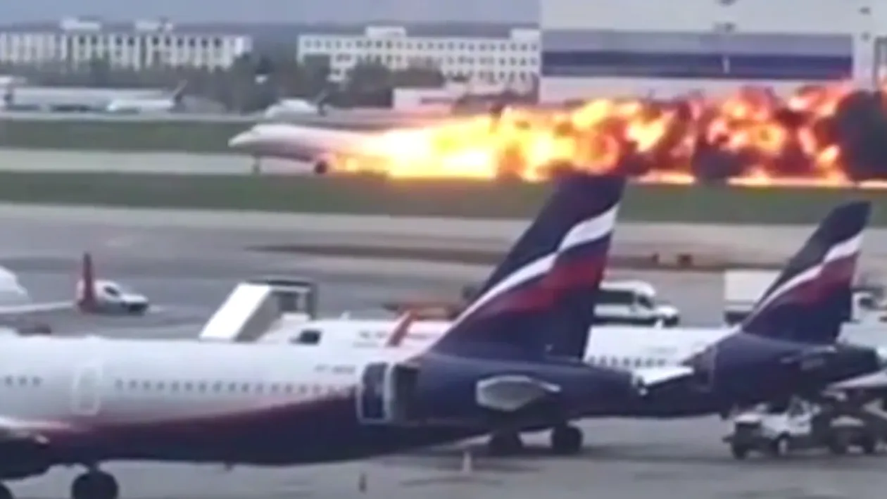 Imagini dramatice! Un avion a fost cuprins de flăcări, în Rusia