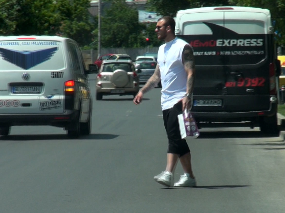 Denis Alibec a traversat strada printre maşini