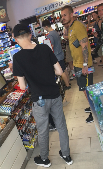 Alibec aşteaptă la rând să plătească apa plată