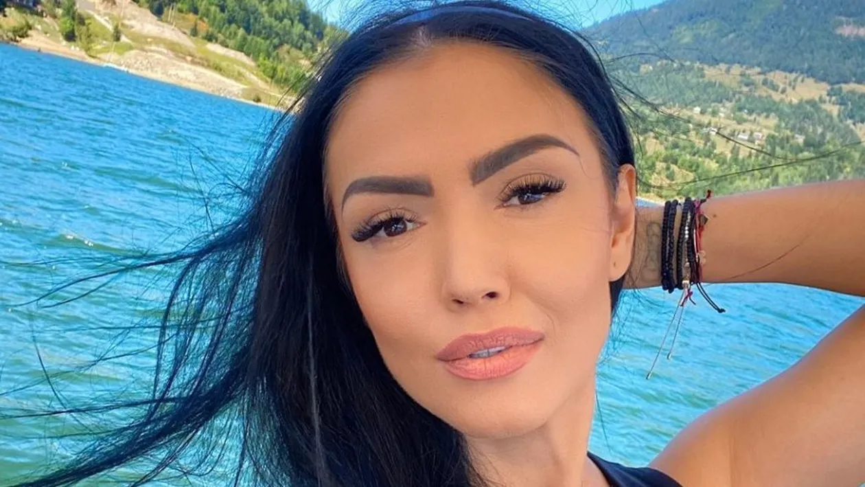 Andreea Mantea a publicat încă o imagine cu iubitul secret. Cei doi se sărută la lumina lunii. FOTO