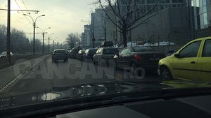 Poliţia Rutieră a Capitalei, sesizată în privinţa maşinilor parcate care blochează circulaţia