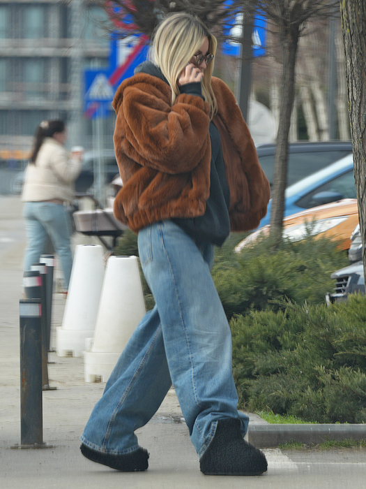 Blondina părea că e într-o misiune incognito