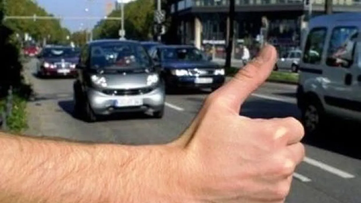 Un şofer a fost înjunghiat de un tânăr pe care l-a luat pasager la ocazie! Agresorul i-a aplicat victimei 27 de lovituri de cutit