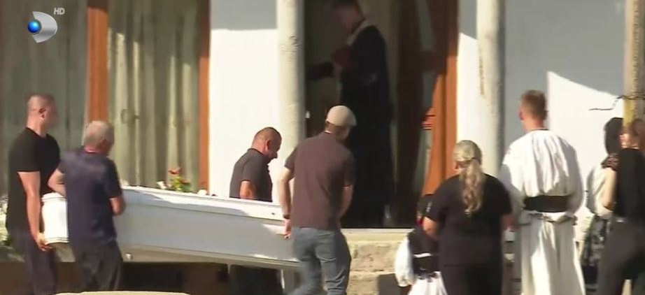 Imaginile durerii! Bianca și Patrizia au ajuns acasă în rochii de mireasă/ sursă toto: captură video