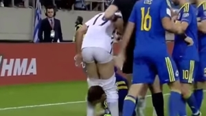 VIDEO. Ups, EROARE! Edin Dzeko şi-a dezbrăcat un adversar în mijlocul terenului de fotbal