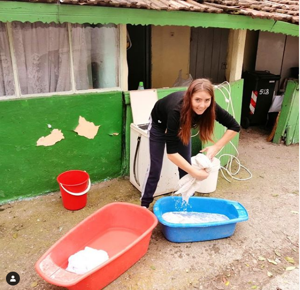 Cum poartă Vulpița și Viorel masca de protecție la săpat și măturat în grădină!