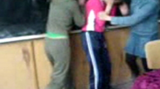 Si-a razbunat fiica si a ajuns dupa gratii! O eleva din Capitala a fost bagata in spital de mama unei colege de clasa, care a atacat-o in timpul orelor!