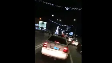 Imagini şocante. Bătaie în trafic sub ochii unor minori