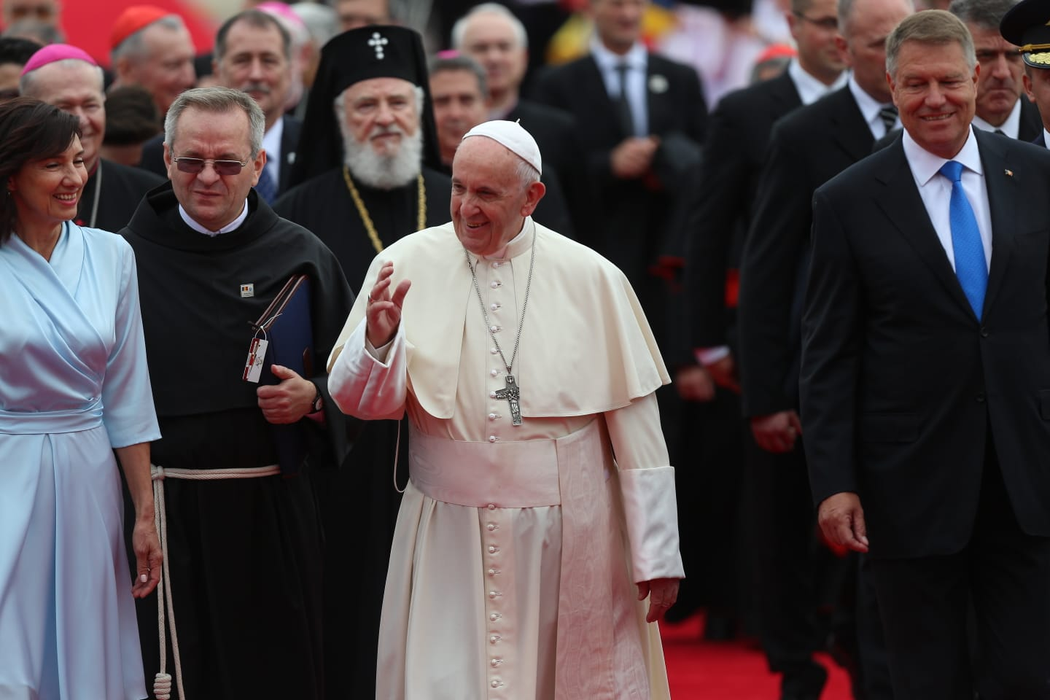 Papa Francisc a ajuns în România. Ce ținută a purtat Carmen Iohannis la aerportul Otopeni