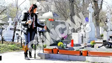 Lavinia a venit de la Craiova cu o misiune speciala! A pus un brat de flori la mormantul lui Pintea