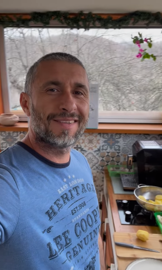 Ce și-a putut găti Dragoș Bucur în lipsa Danei Nălbaru. La așa combinație nu te-ai fi gândit