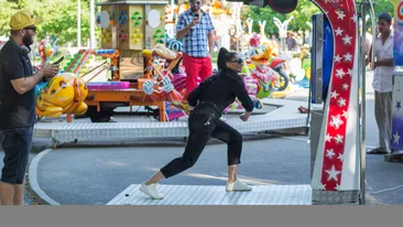 Lora, aşa cum n-ai mai văzut-o niciodată! Şi-a încordat pumnul şi...