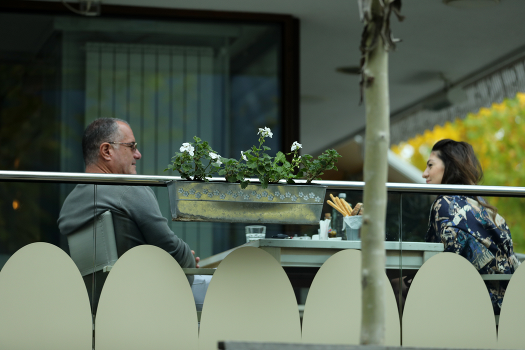Afaceristul şi noua sa cucerire s-au relaxat la o terasă