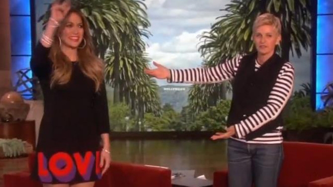 Ce e cu rochia asta hidoasa pe tine, Jennifer Lopez? Cantareata a aparut la "Ellen Degeneres Show" cu o tinuta de tot rasul!