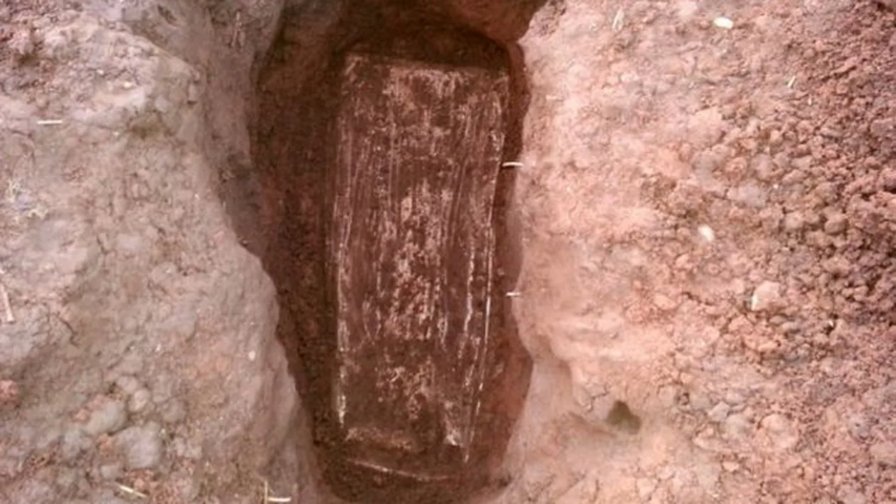 SOCANT! Cauta monede cand a dat peste un SICRIU vechi de 2.000 de ani! A INLEMNIT cand a vazut ce se afla INAUNTRU!