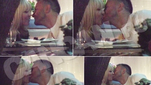 ”Ne-am despărţit. Asta e!". ELENA UDREA s-a separat de celebrul VALENTIN, primul bărbat după despărţirea de COCOŞ