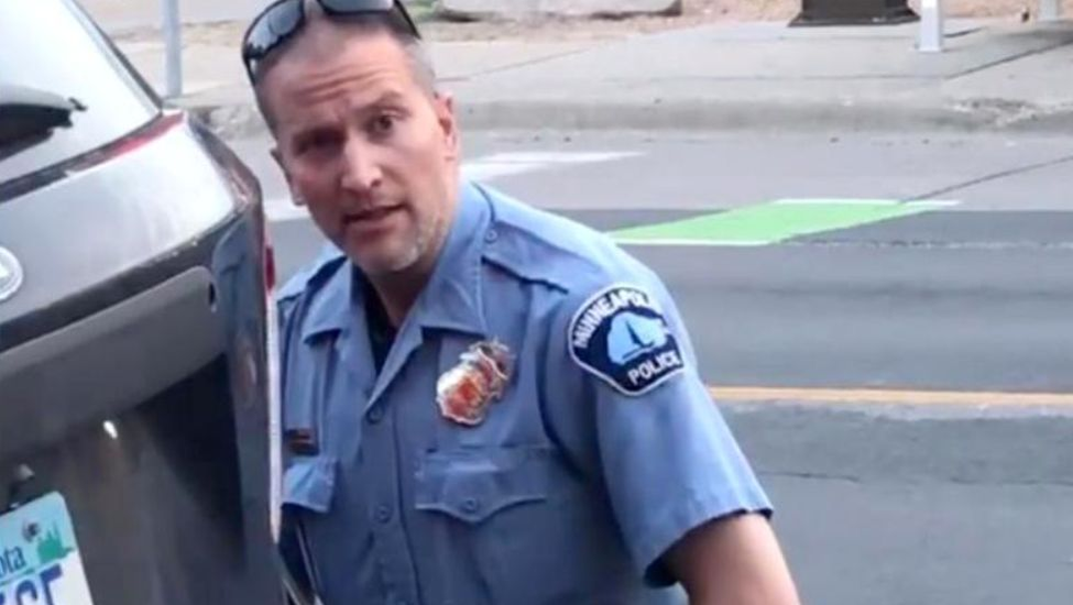 Polițiștii au fost puși sub acuzare pentru moartea lui Floyd