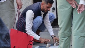 Alba-neagra, escrocheria care a plecat din târg și a ajuns în capitalele lumii. De ce este imposibil să câștigi la acest „joc de noroc”