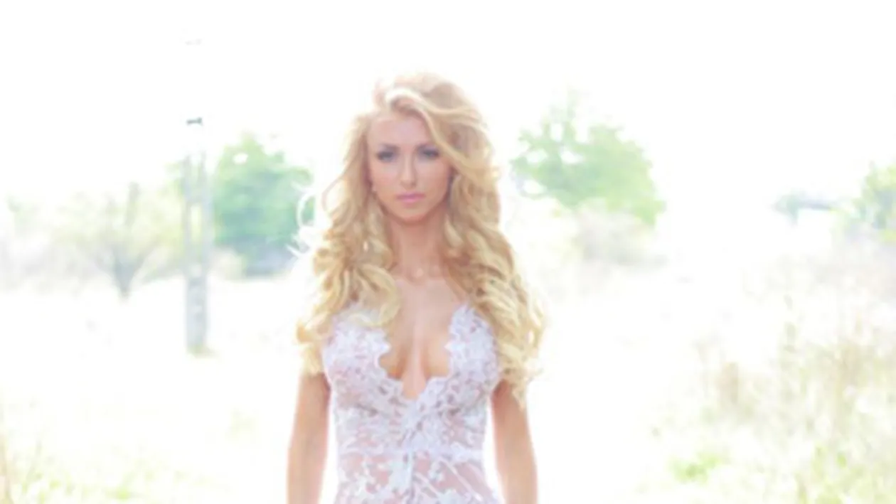 Si-a ascuns silicoanele, operatiile estetice, dar asta nu mai poate ascunde! Vezi ce are Andreea Balan in spatele piciorului