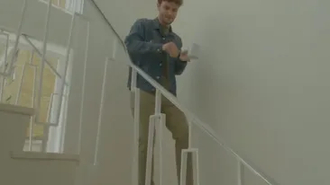 Acest VIDEO a făcut înconjurul lumii! Câţiva bărbaţi s-au încălţat cu pantofi cu toc dintr-un motiv incredibil