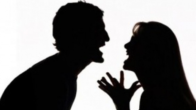 Razbunarea unei romance pe iubitul ei! I-a lipit prezervative pe usa apartamentului si i-a lasat un biletel: "Esti un..."