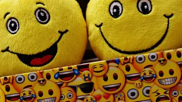 BANCUL ZILEI | O blondă suflă în țeava de eșapament