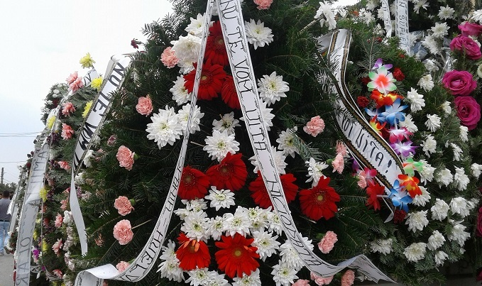 O maşină plină cu flori a însoţit-o pe Denisa de la Bucureşti la Ştefăneşti