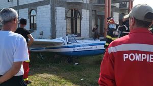 Un planor s-a prăbușit în curtea unei case din Dolj. Un minor de 17 ani a fost transportat la spital