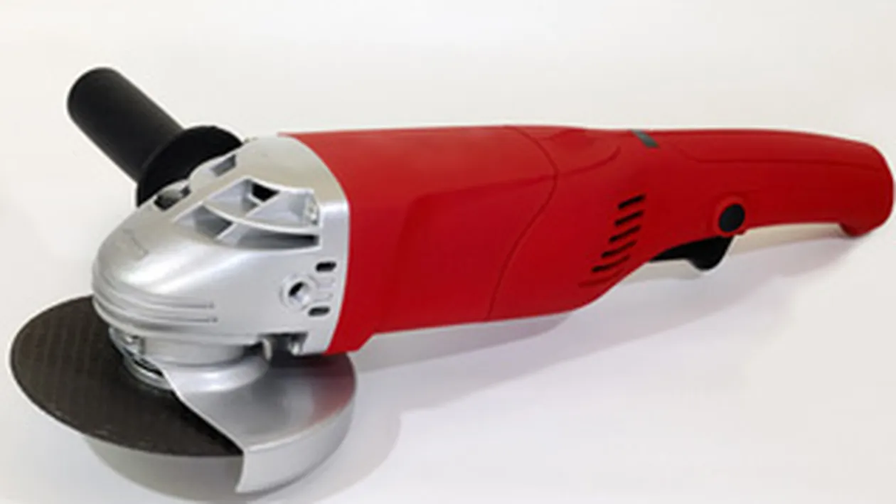 NENOROCIT PE VIATA! Un baietel de trei ani a fost taiat pe fata cu flexul!