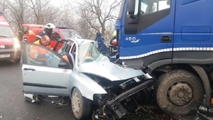 Accident teribil în Hunedoara! O familie cu doi copii, spulberată de TIR. Imagini cutremurătoare