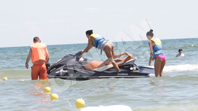 Alexandra Enachescu si Ioana Nut, libere la mare! Uite-le cum au "calarit" un skijet in apele Marii Negre!