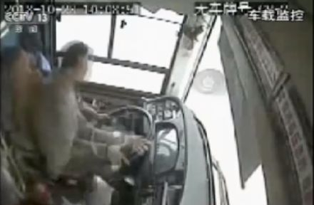 Un autobuz a căzut de la 50 de metri: 15 morți! Ce făcea șoferul cu o pasageră, înainte cu câteva secunde de tragedie