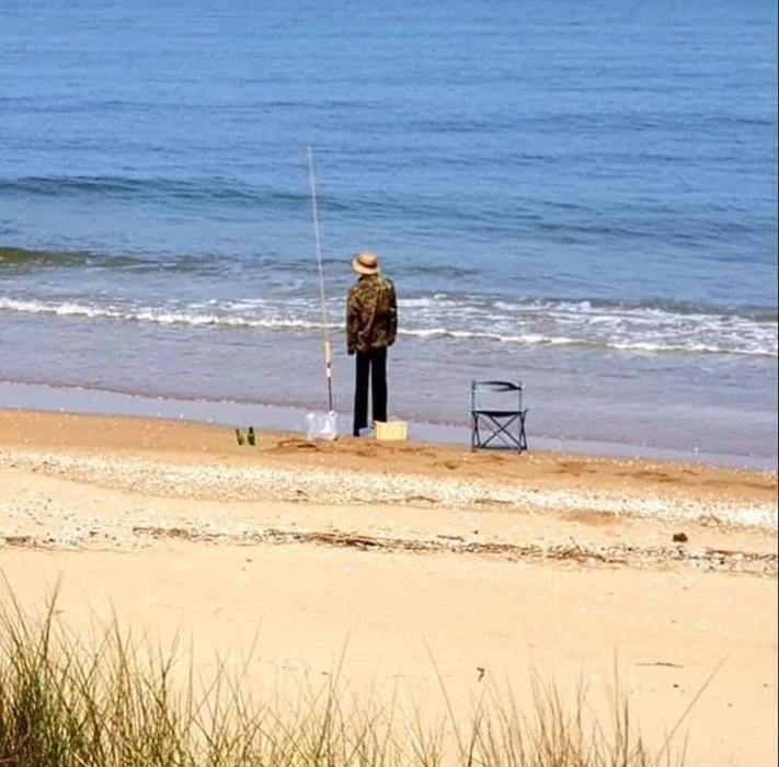 Imagini virale. Polițiștii au vrut să amendeze un bărbat pe o plajă, dar au avut parte de un șoc atunci când au ajuns lângă el